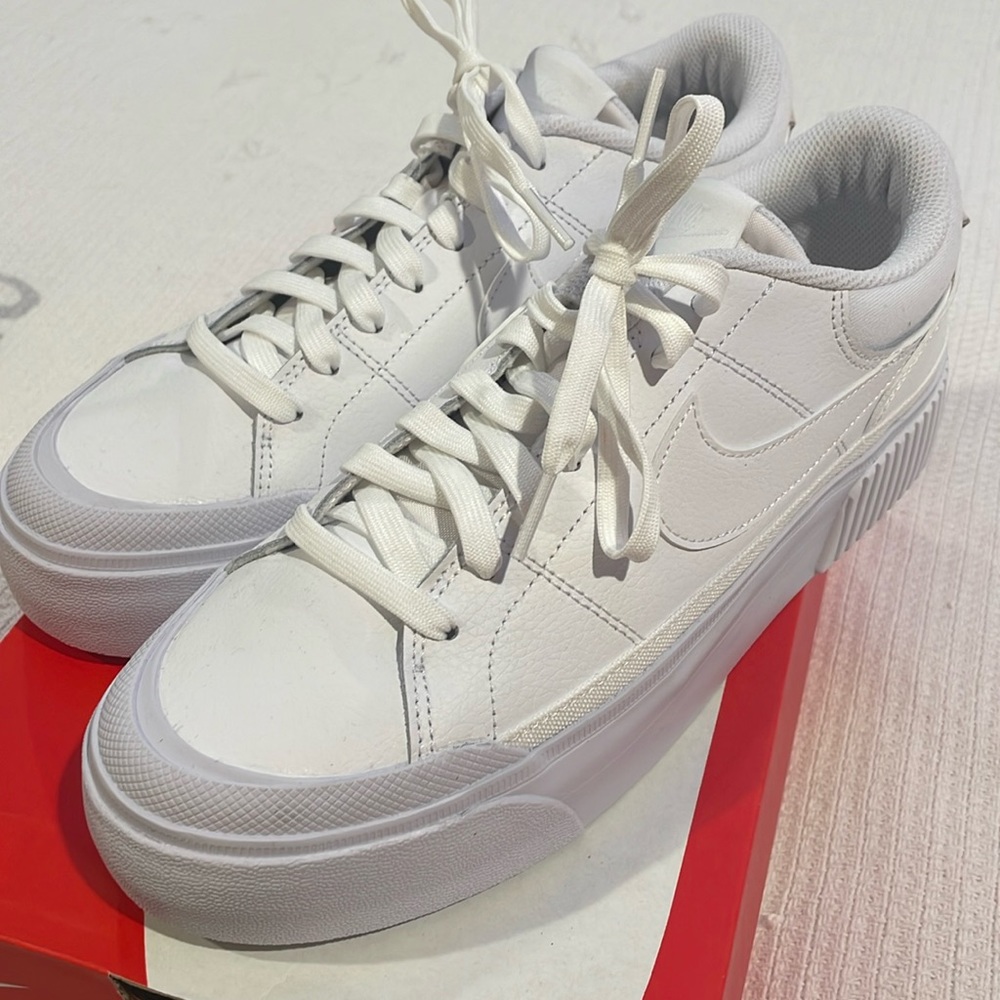 Women’s Nike court legacy lift